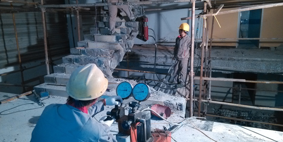 靜力拆除